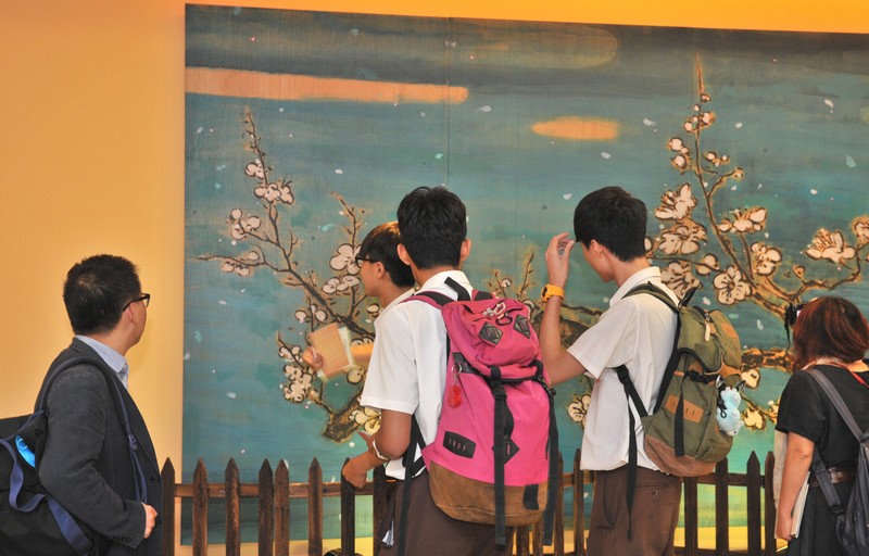 Secondary school teachers and students visited the exhibition and attended the Art Forum